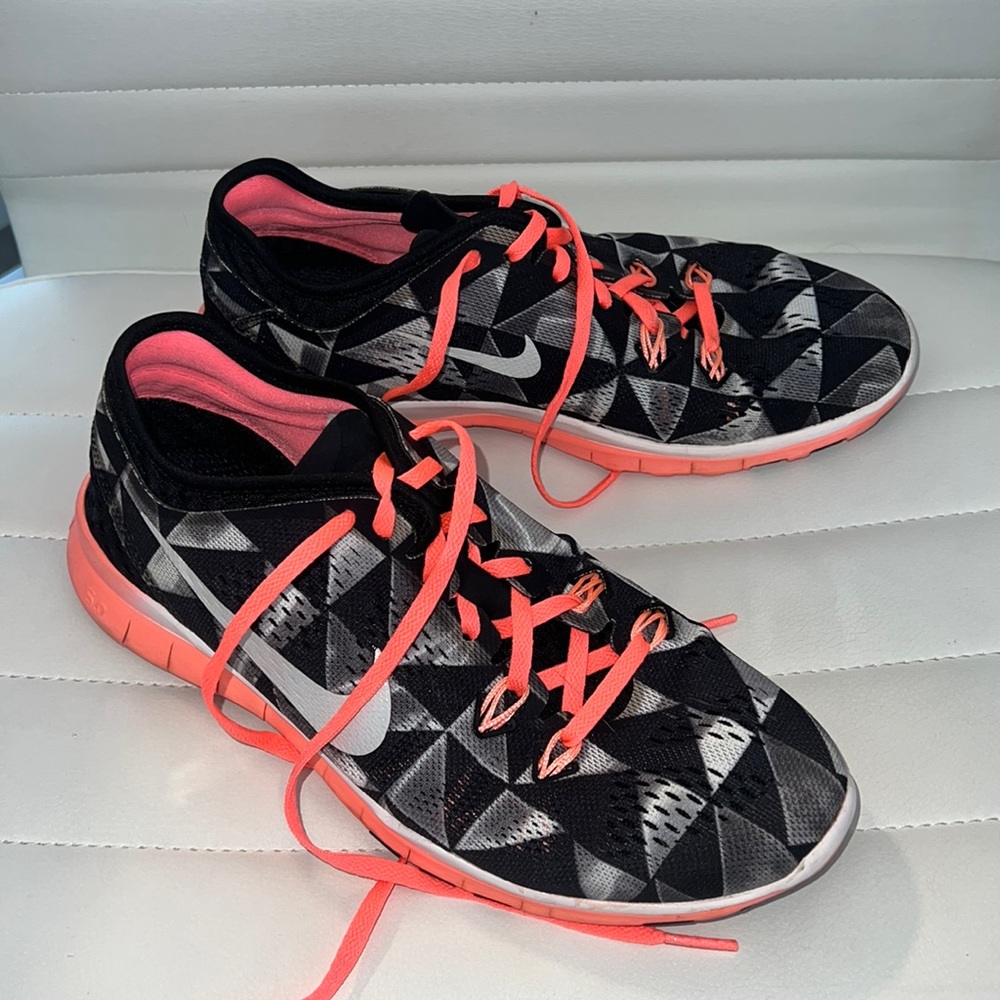 Nike women’s free run sneakers Sz 7.5 👟